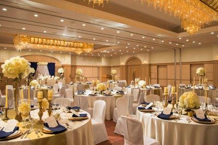 壁面に広がるバーズアイメープルがやわらかな雰囲気を醸すバンケットルームです。