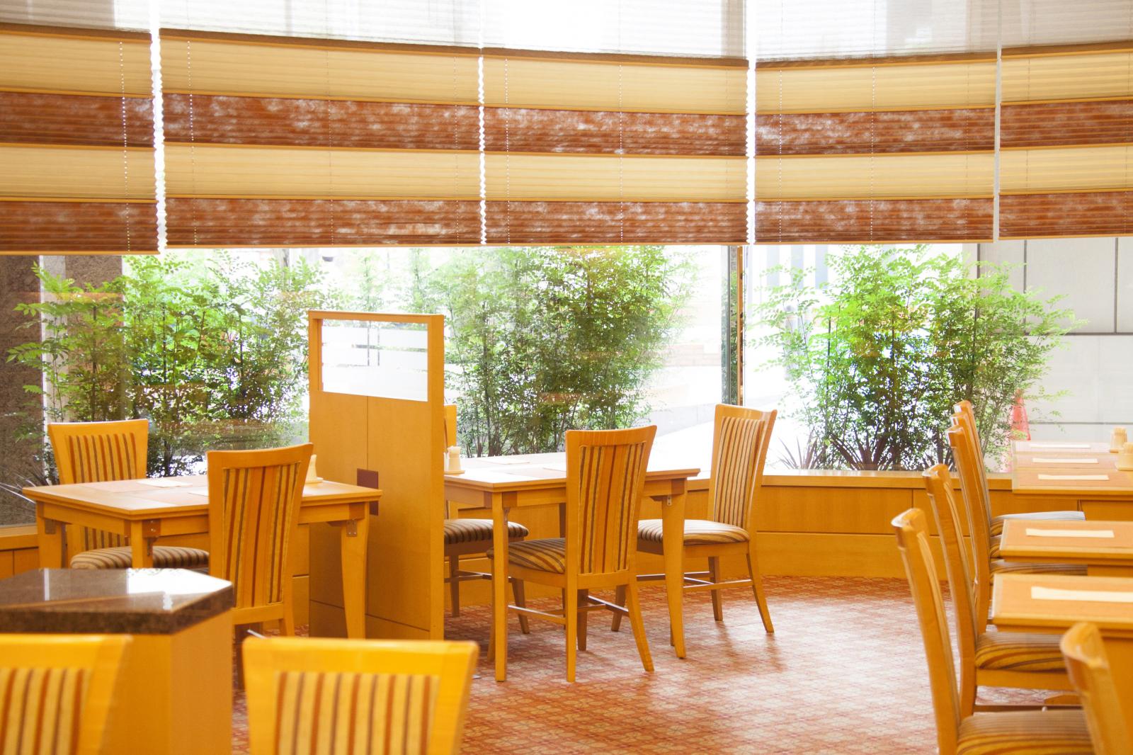 レストラン「びすとろ菜」では、本格的なフランス料理と日本料理の豊かな味わいをお楽しみいただけます。