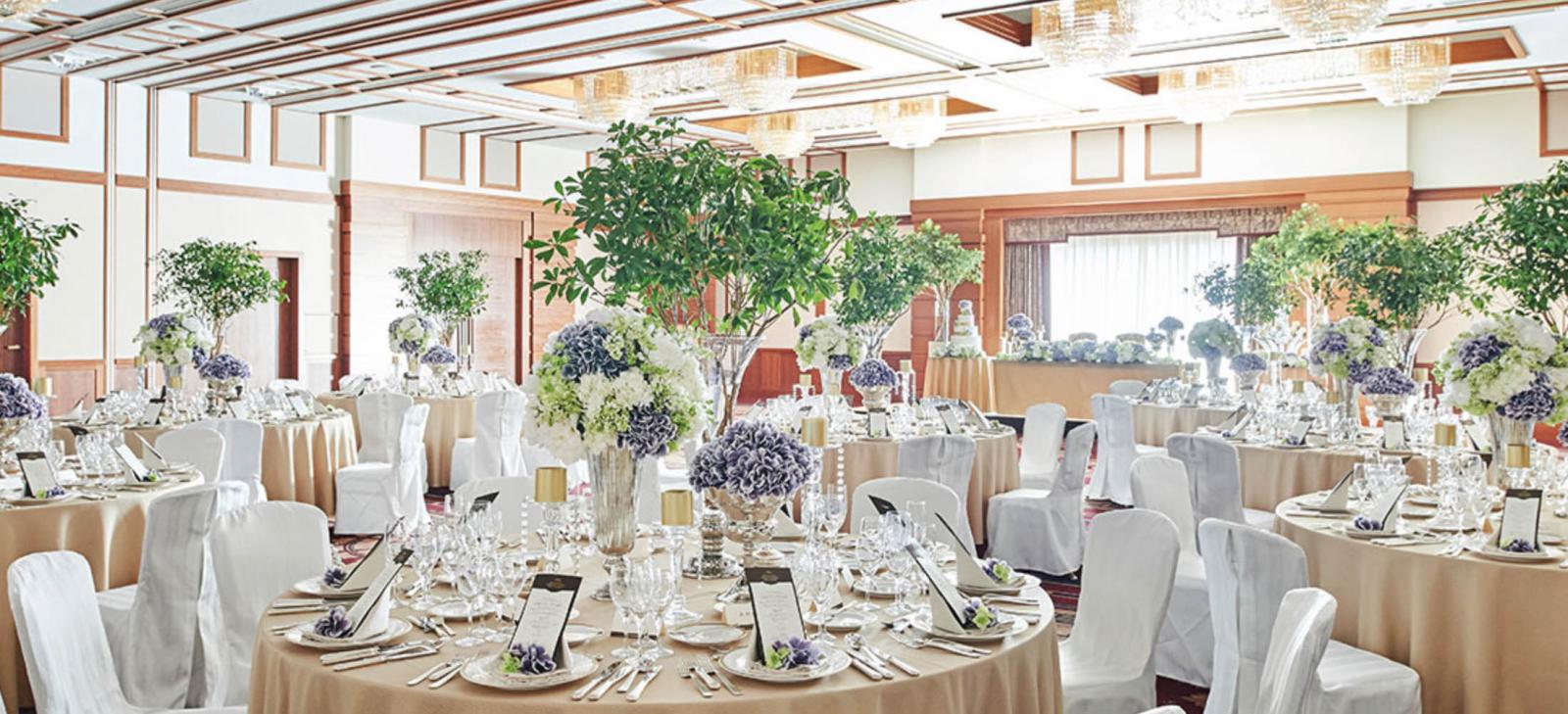 スワロフスキーのシャンデリアは柏の市花、シバザクラをイメージ。絨毯には日本的な赤を使い、壁面には桜の木を使用した和洋融合の重厚で落ち着きある空間です。窓からさし込む自然光が心地良い解放感をつくります。