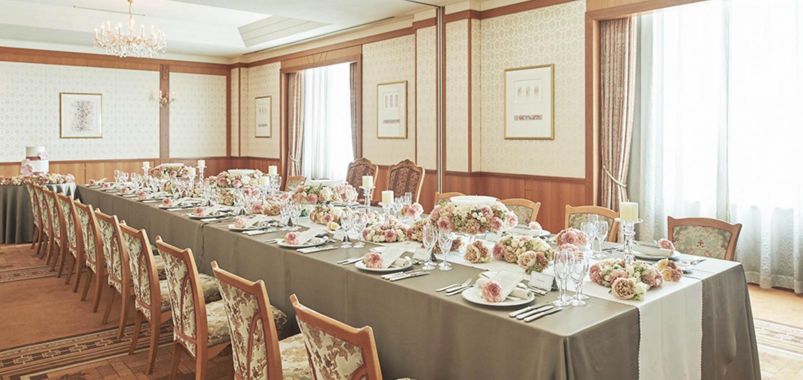 窓からの自然光が優しい瀟洒なたたずまいの上品な空間。レトロなシャンデリアの煌きが室内の趣を変えます。