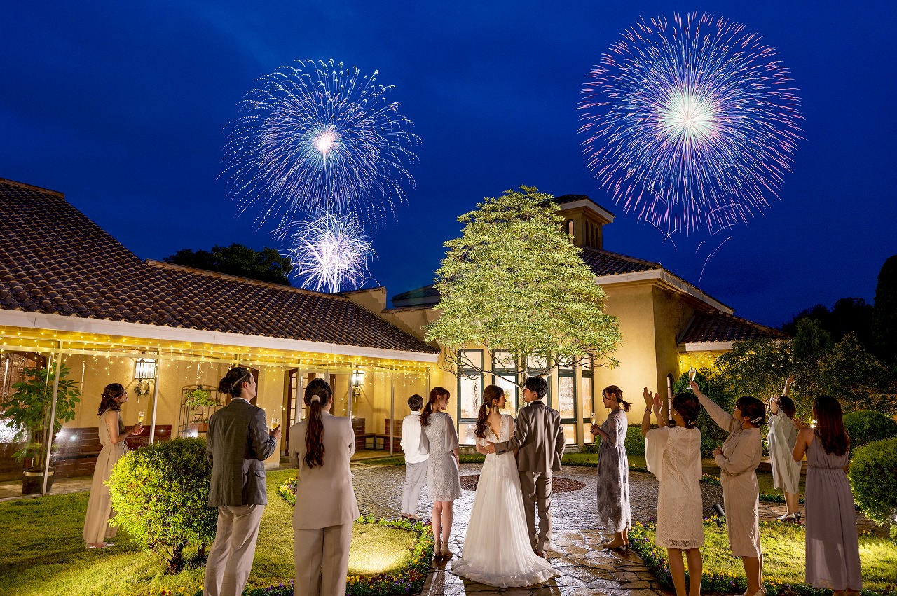 花火が打ち上げられる結婚式場として近隣からも評判のエスポワール、ゲストへのサプライズにもなり感動のフィナーレを迎えることができます。