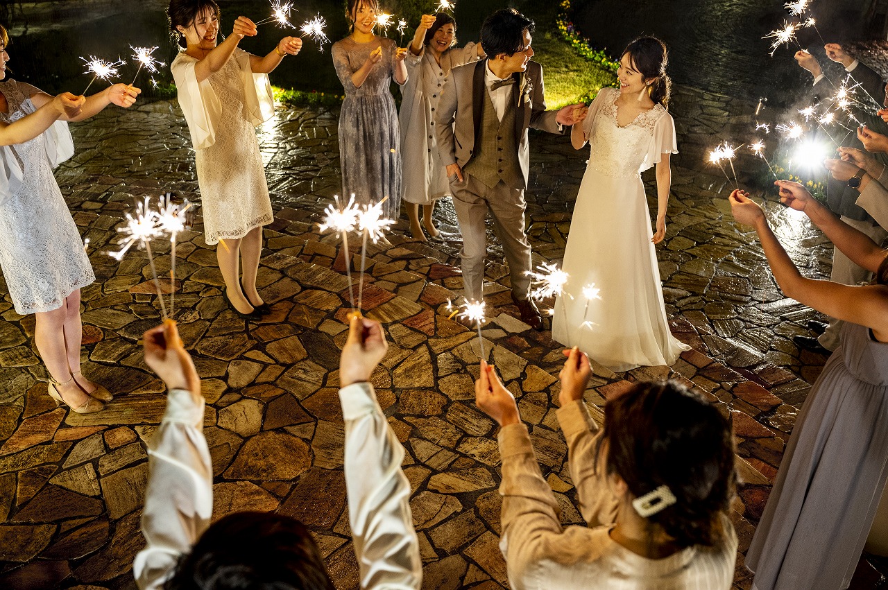 フラワーシャワーならぬ花火シャワーでゲストからの祝福