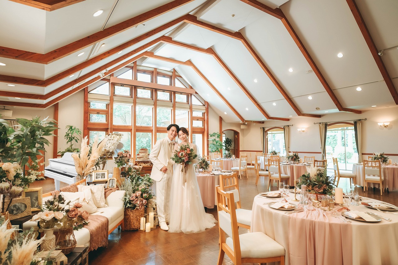 自然光がたっぷり入るバンケット会場