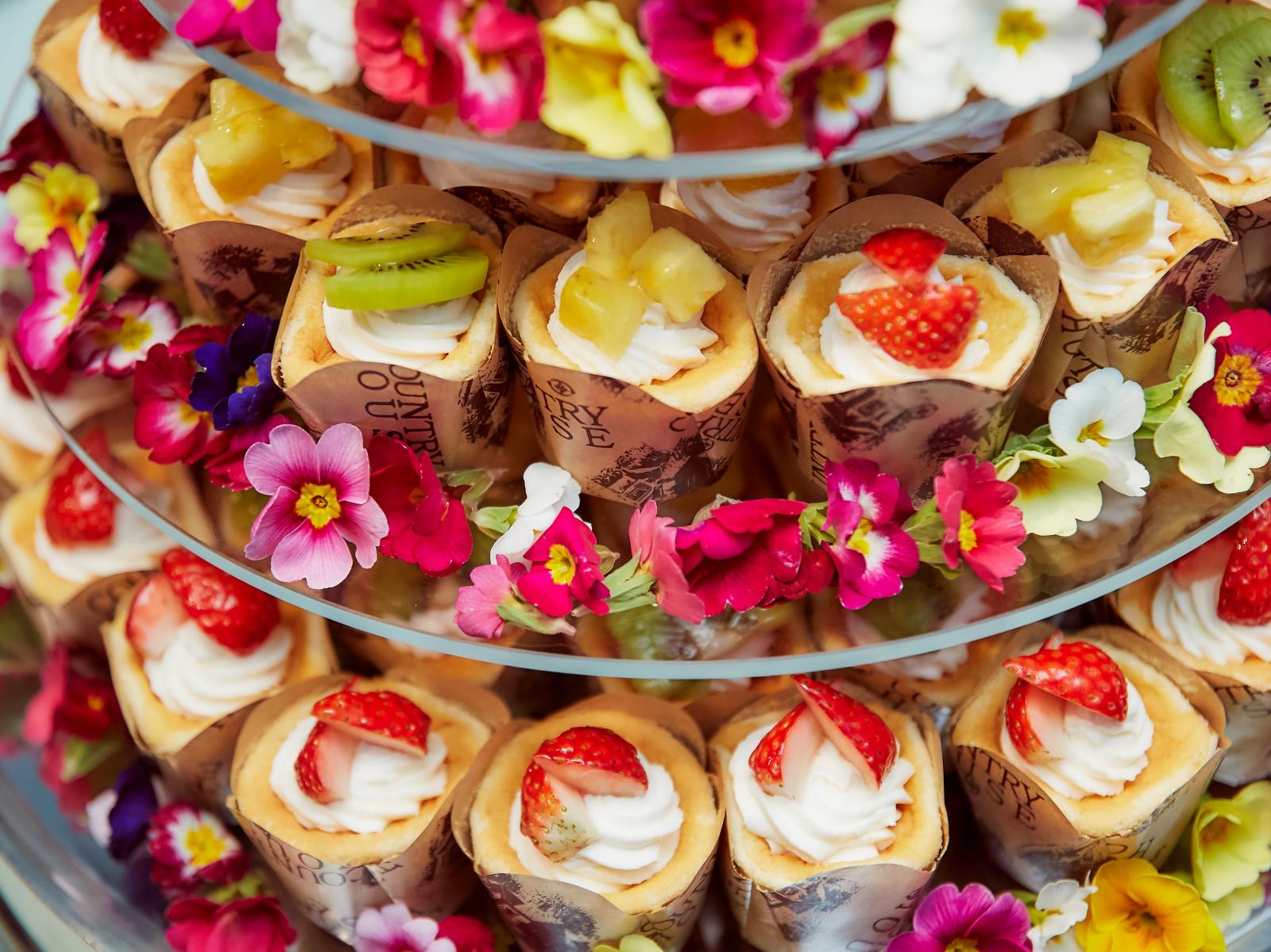 ケーキトップにお花をふんだんに飾るのも