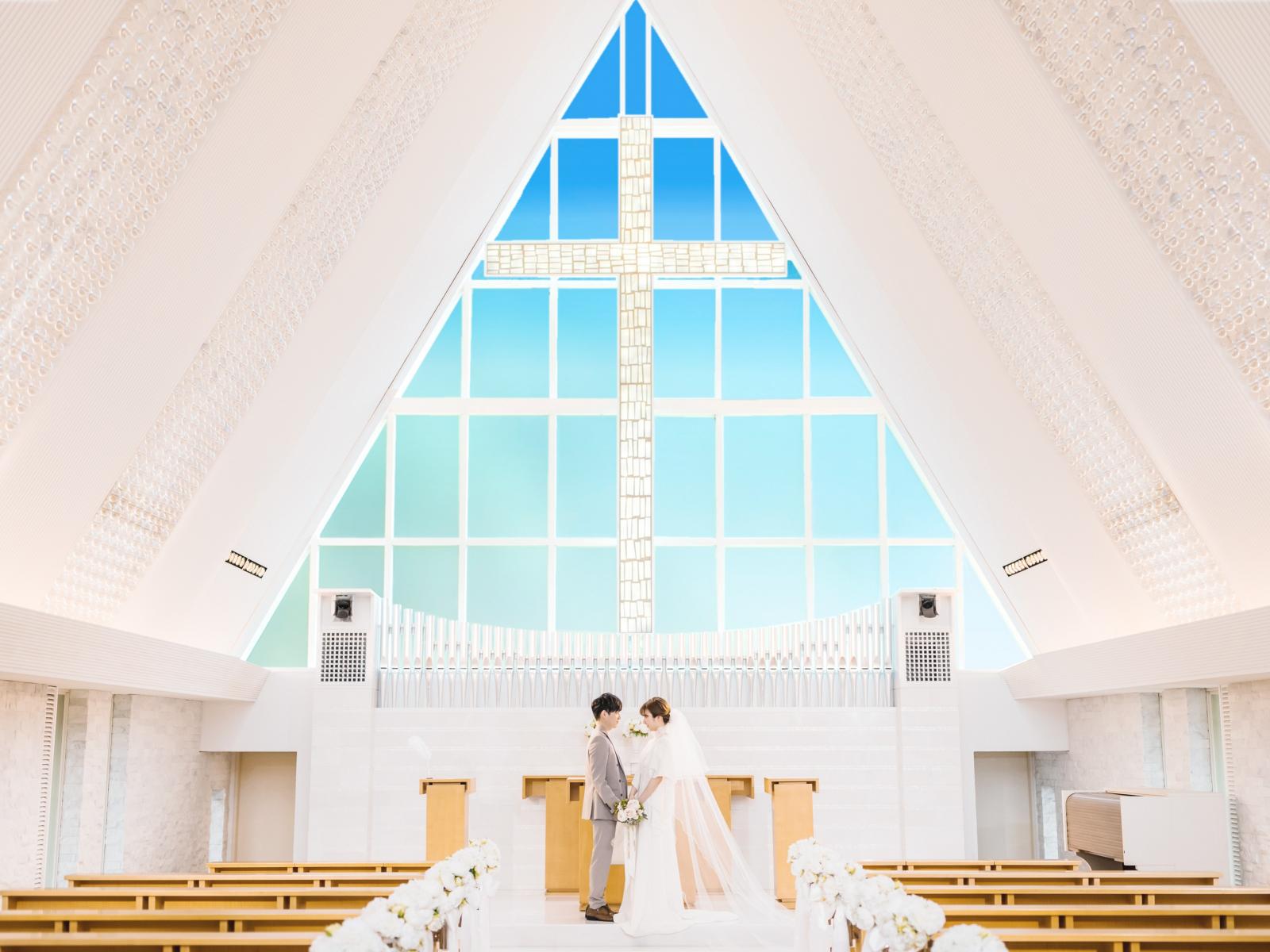 独立型の真っ白なチャペルで挙式が叶う♪