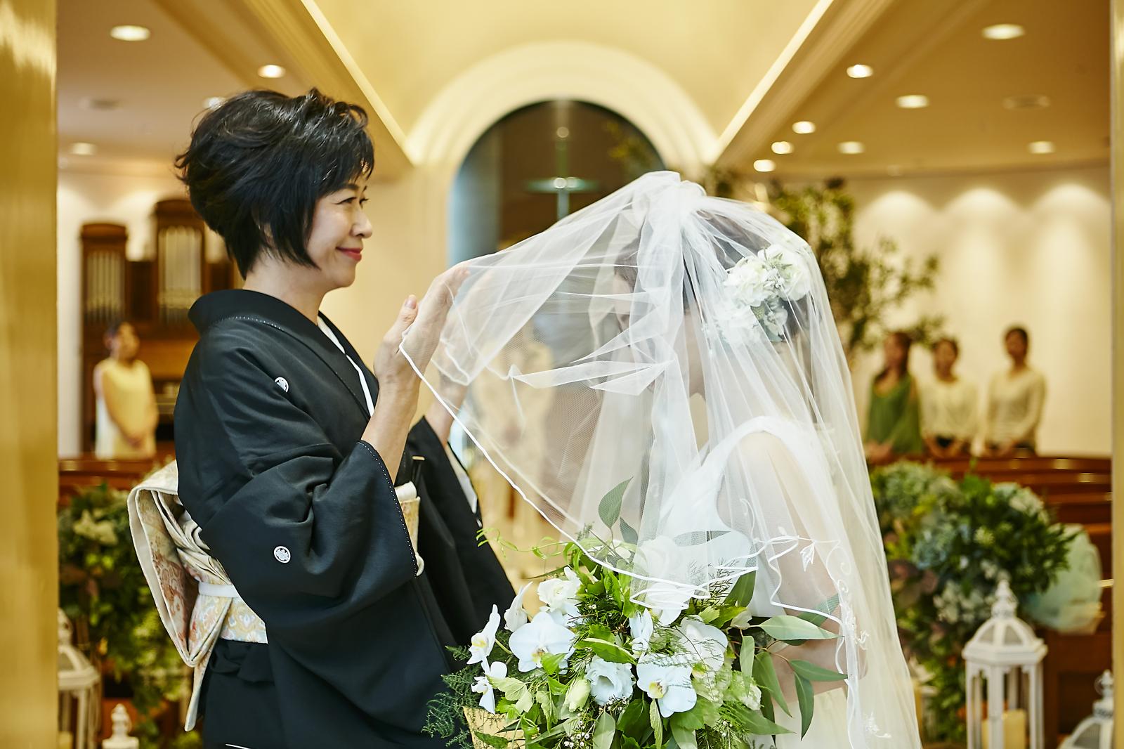 大切なセレモニーのひとつ…ベールダウン。心温まるシーンです。