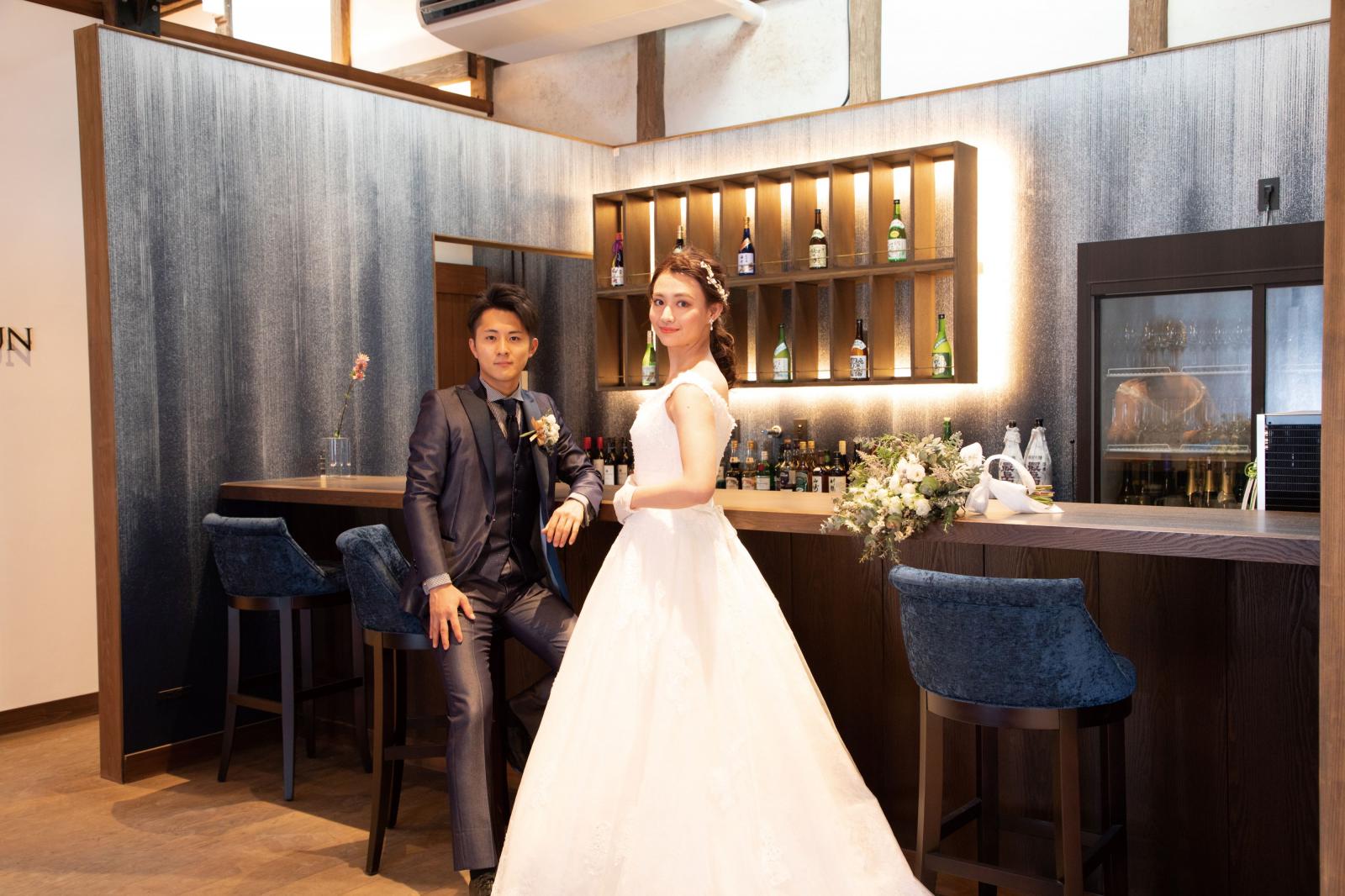 酒蔵本来の建築の粋はそのままに、間接照明が空間を明るく映し出します。