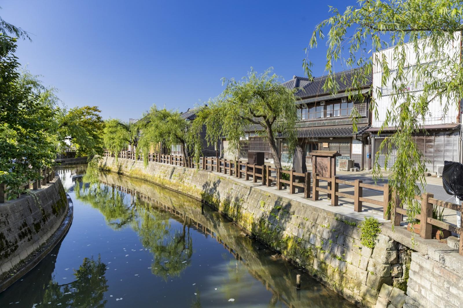 関東で初めて重要伝統的建造物群保存地区に指定された、江戸情緒が美しく残る水郷・佐原。結婚式前後のまち歩きも可能でゲストに観光もお愉しみいただけます。