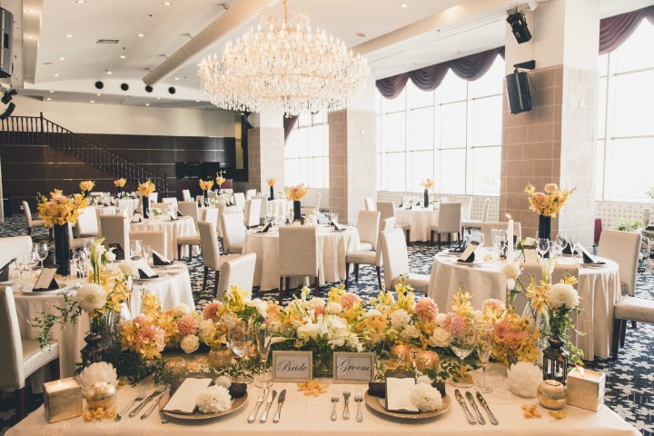 煌びやかなシャンデリアがより一層お二人を輝かせます