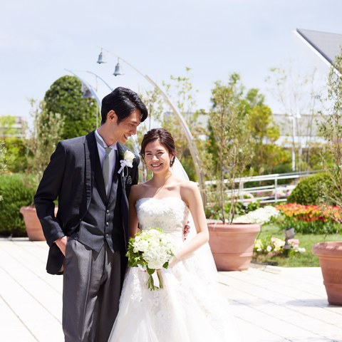 ホテル6階にある広大なガーデンは、知る人ぞ知る「縁結びの聖地」フラワーシャワーやウエディングベルなど、思い出に残るアフターパーティーが叶う♪