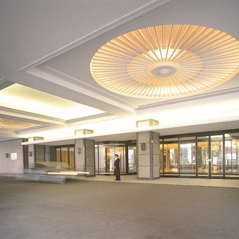 豪華なホテルエントランスでふたりの大切な方々をお迎えしたい。