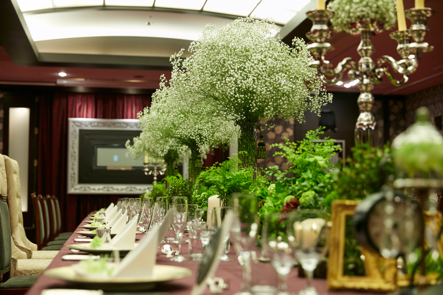 お部屋の雰囲気に合わせて、クロスやナフキンをコーディネート。装花は専門のスタッフがおふたりのイメージ通りに仕上げてくれる★