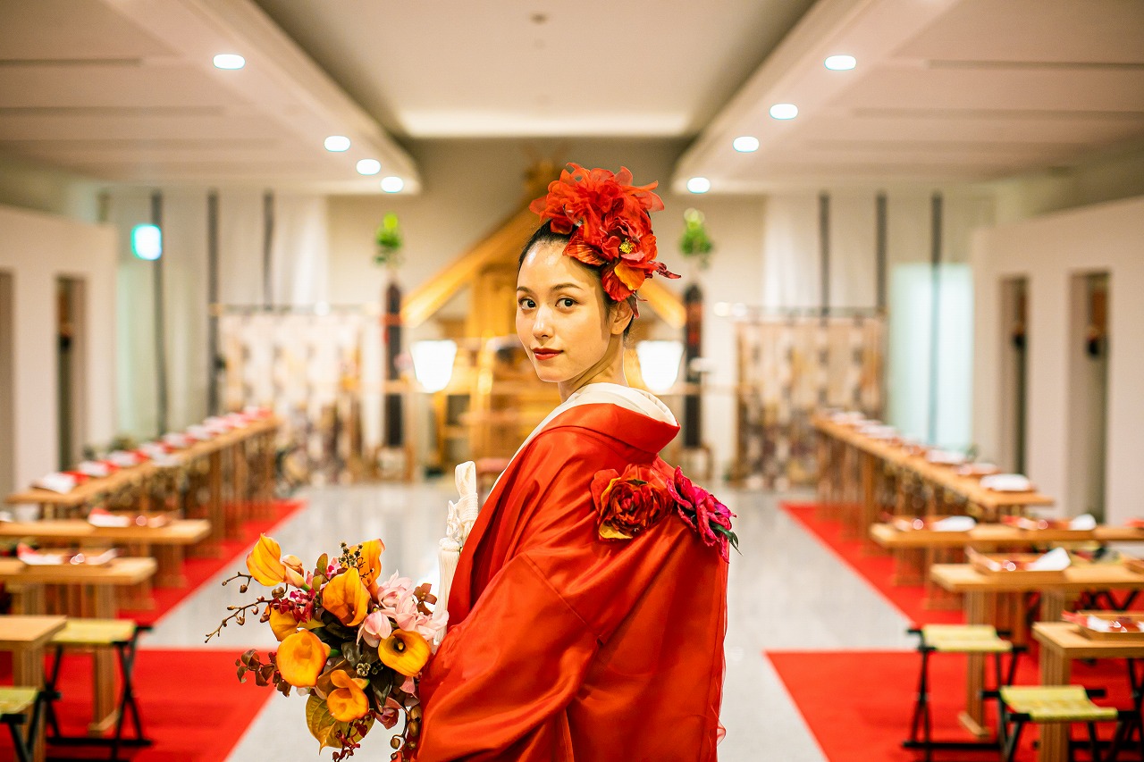 神殿で鮮やかな衣をまとい微笑む新婦