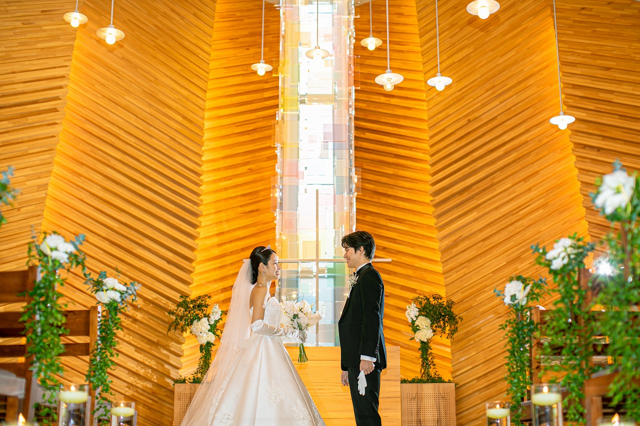 ナチュラルで木の温もり溢れるチャペルは先輩花嫁からも大好評!!あたたかい雰囲気の中、感動挙式を…♪