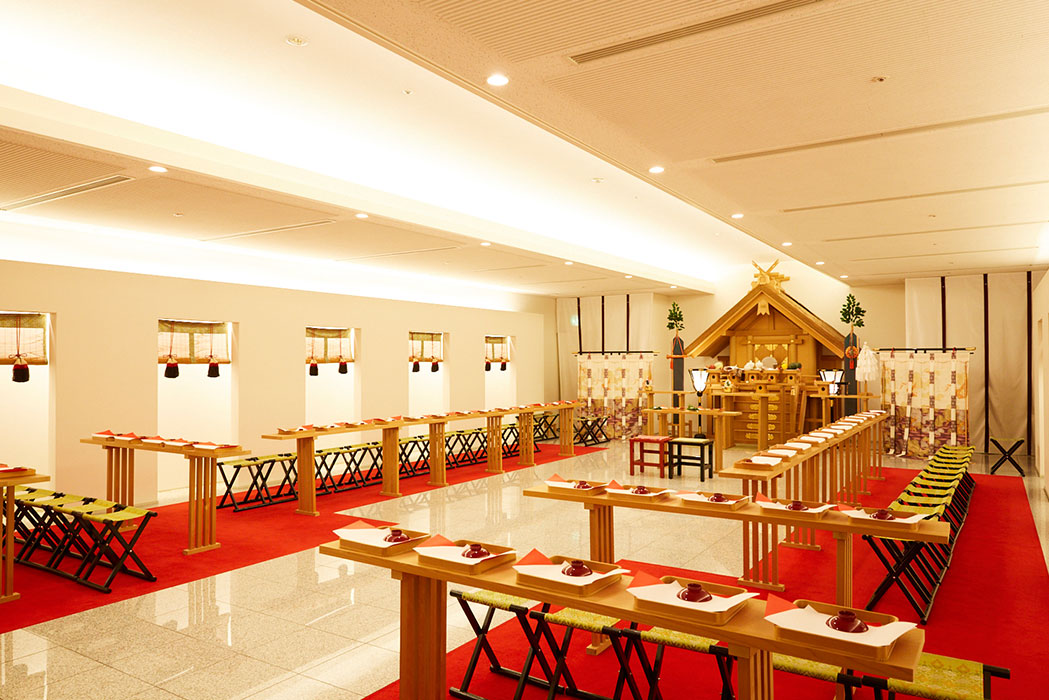 【調神社】の御分霊を祭る、由緒正しい神殿。凛とした空気に包まれる中、厳かな雅楽の生演奏が祝福の調べを美しく奏でる。