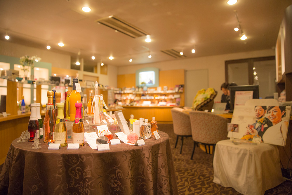 ブライダルサロン隣にあるギフトサロンでは、引出物・引菓子・ご両親への贈呈品など、多彩なアイテムを取り揃えています。