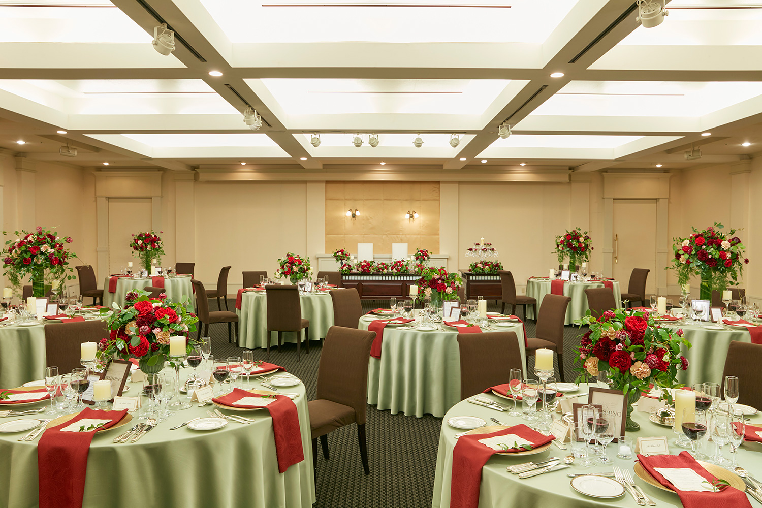 カラーコーディネートがしやすい白を基調とした会場。