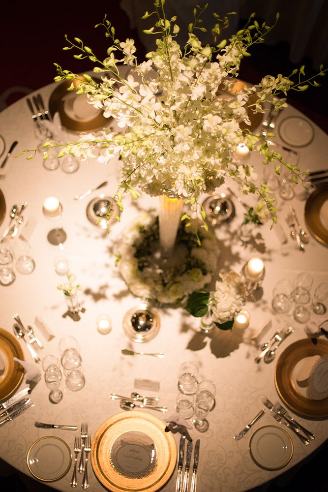 上品なブラウンをふんだんに使った会場にナチュラルなコーディネートが映える。