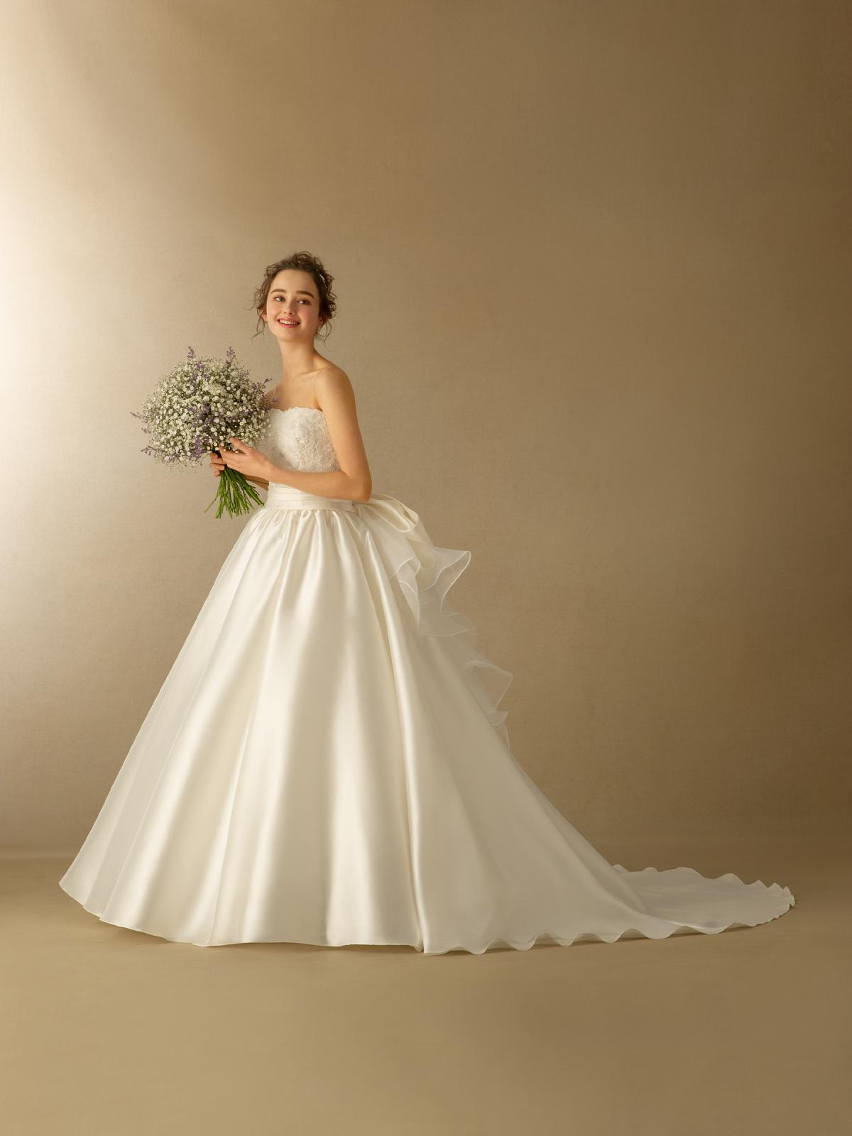 素材やデザインにこだわったウエディングドレスは、選ぶのも楽しい♪