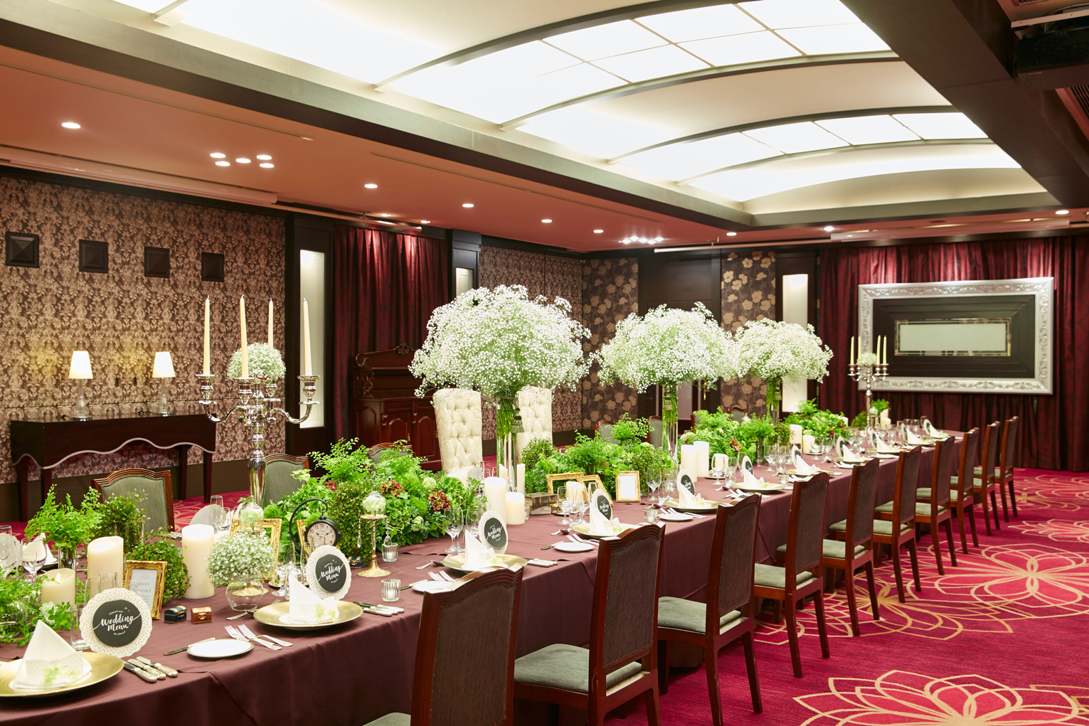 ゲストとの距離が近く会話が弾む、晩餐会コーディネートも人気のスタイル♪少人数でお考えの方にぴったりの披露宴会場です。