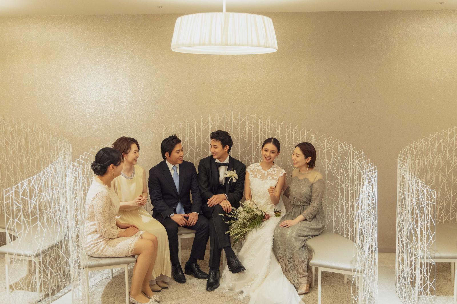 挙式前のひとときを、大切なゲストとリラックスして。心地よい距離感が会話をより弾ませます。