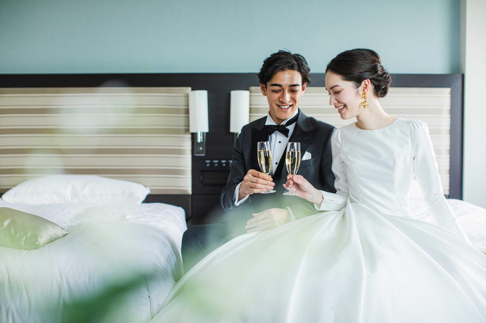 ふたりの絆を祝して、客室で過ごす特別な乾杯。結婚式の余韻に浸る、贅沢なひとときを。