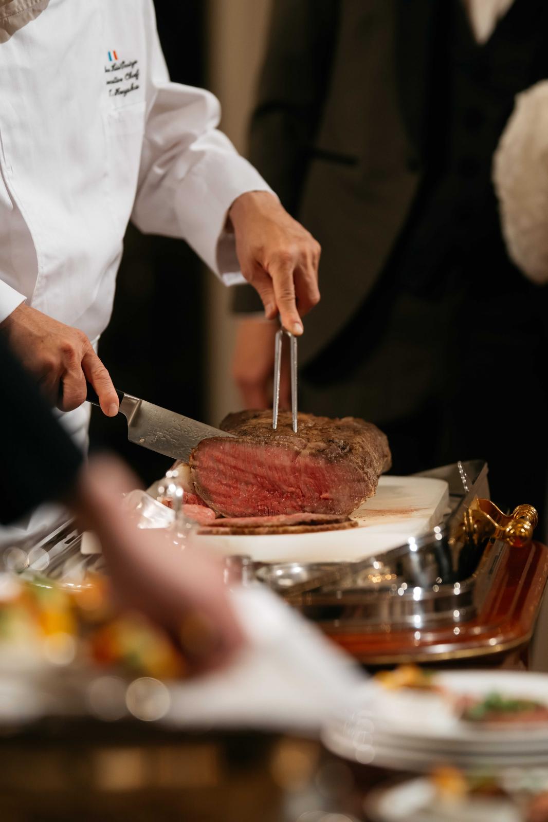パレスホテルの料理人たちが巧みな技でゲストを魅了する圧巻のパフォーマンス。料理の詳細はプランナーまで