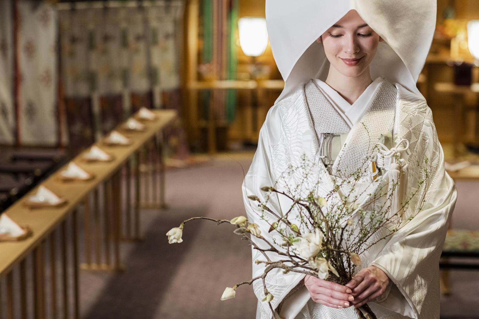 真っ白の美しい白無垢が映える神殿は厳かさと温かみが調和された古式ゆかしい挙式が叶う。