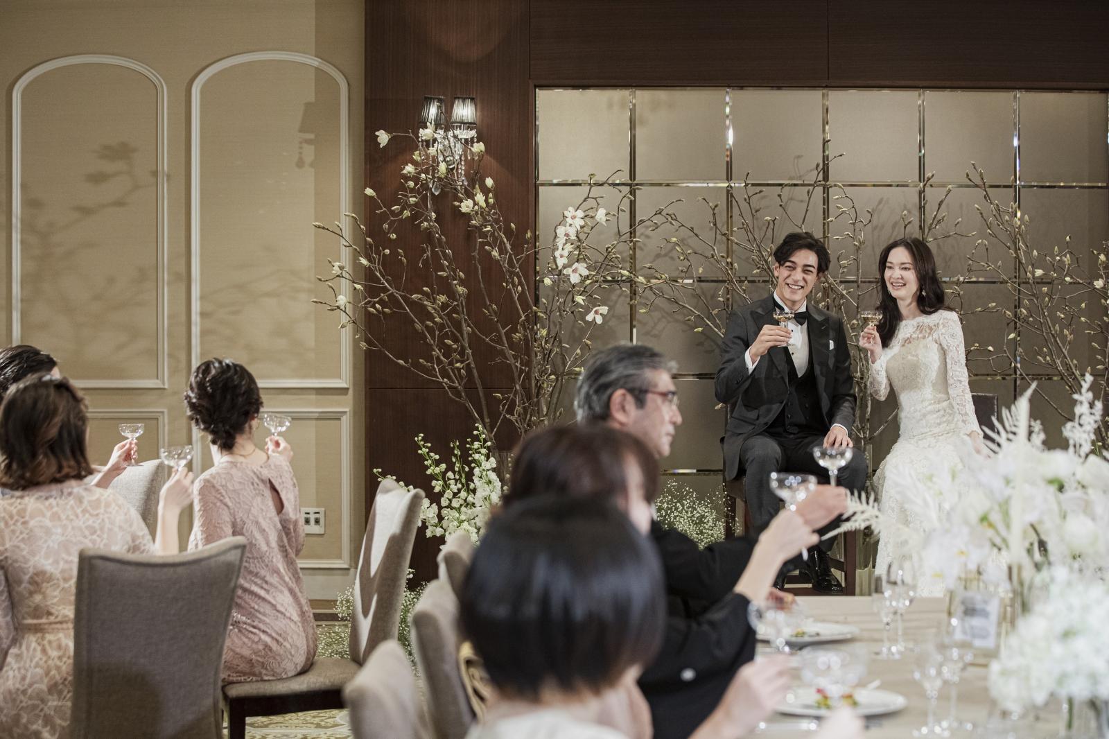 格式のある会場で、モダンなコーディネートによって生まれる華やかな祝宴。