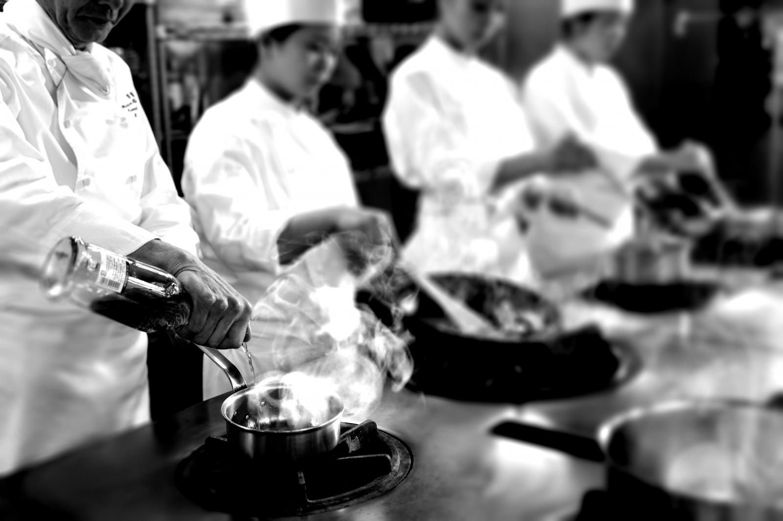調理法や食材ごとに厳選した国内外の塩を使い分け、食材本来の旨味を最大限に引き出している。