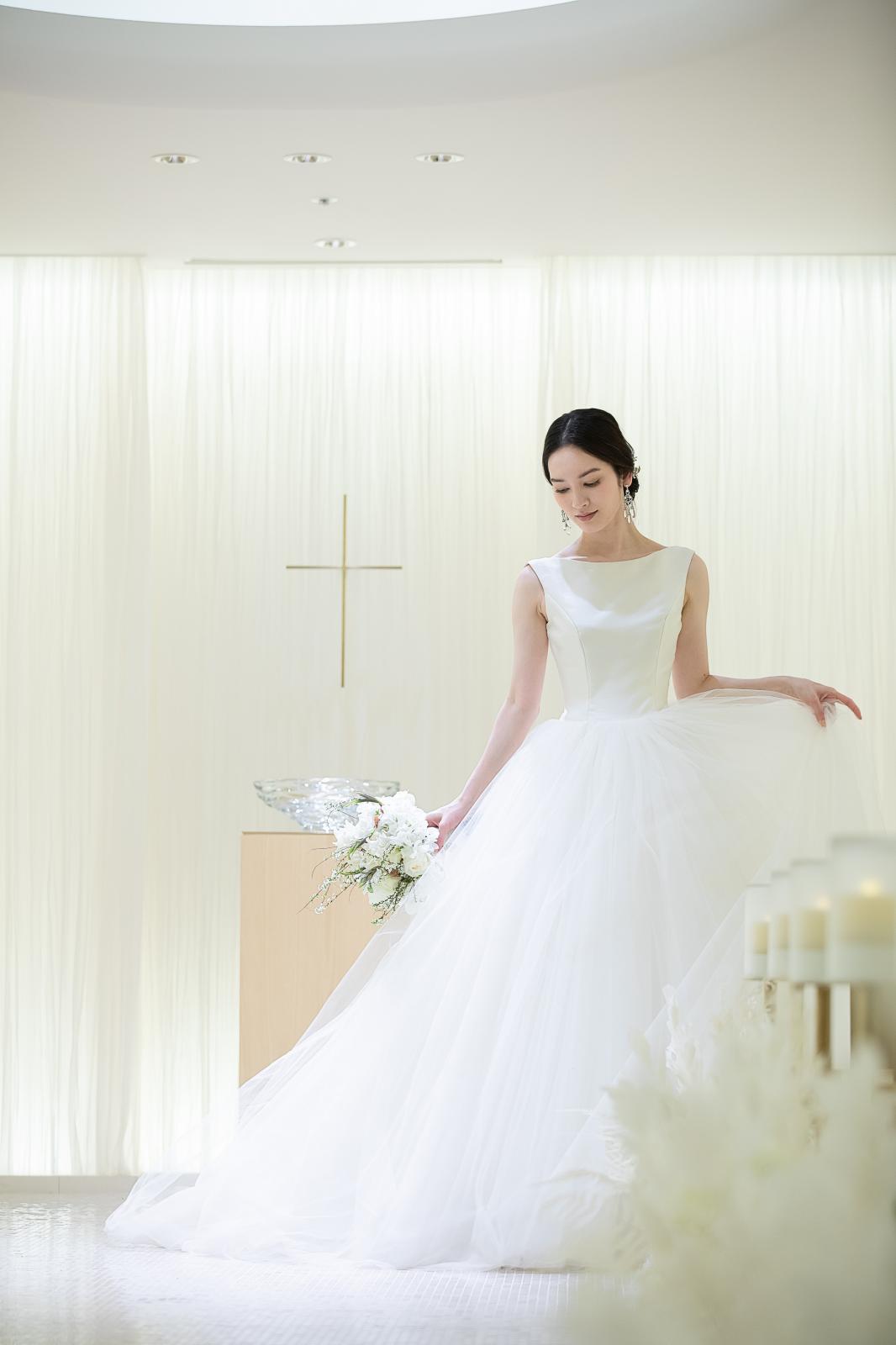 純白のドレスをまとった花嫁を、柔らかい光とキャンドルライトが優しく包み込む。