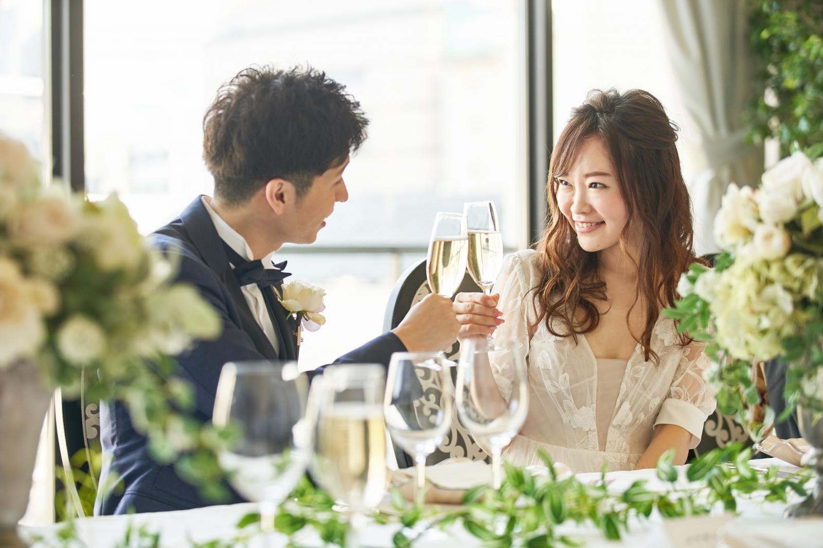 自然光が降り注ぐ空間での乾杯ショット