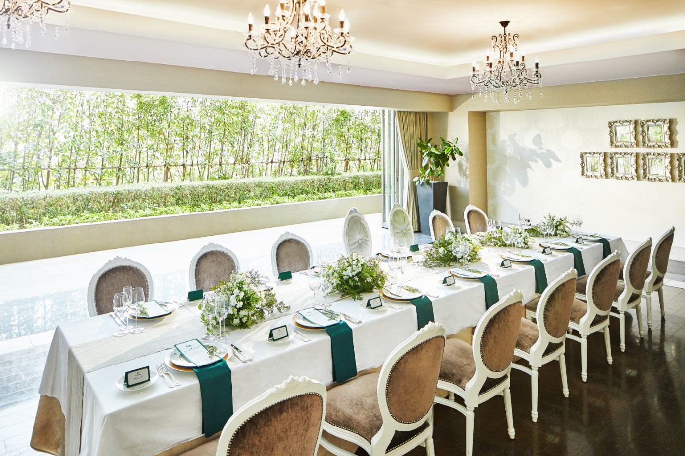 親しいゲストとのご会食は、テラス付の少人数専用貸切会場にてアットホームな家族挙式