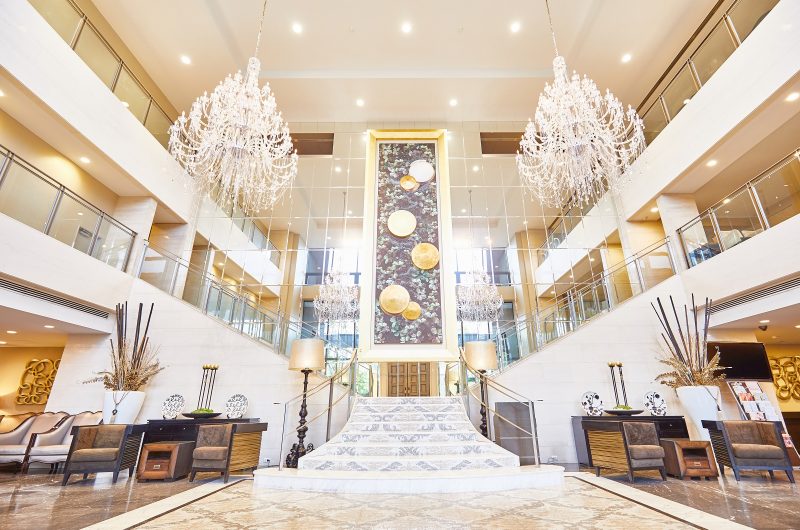 正面エントランスを抜けると、広大なロビースペース