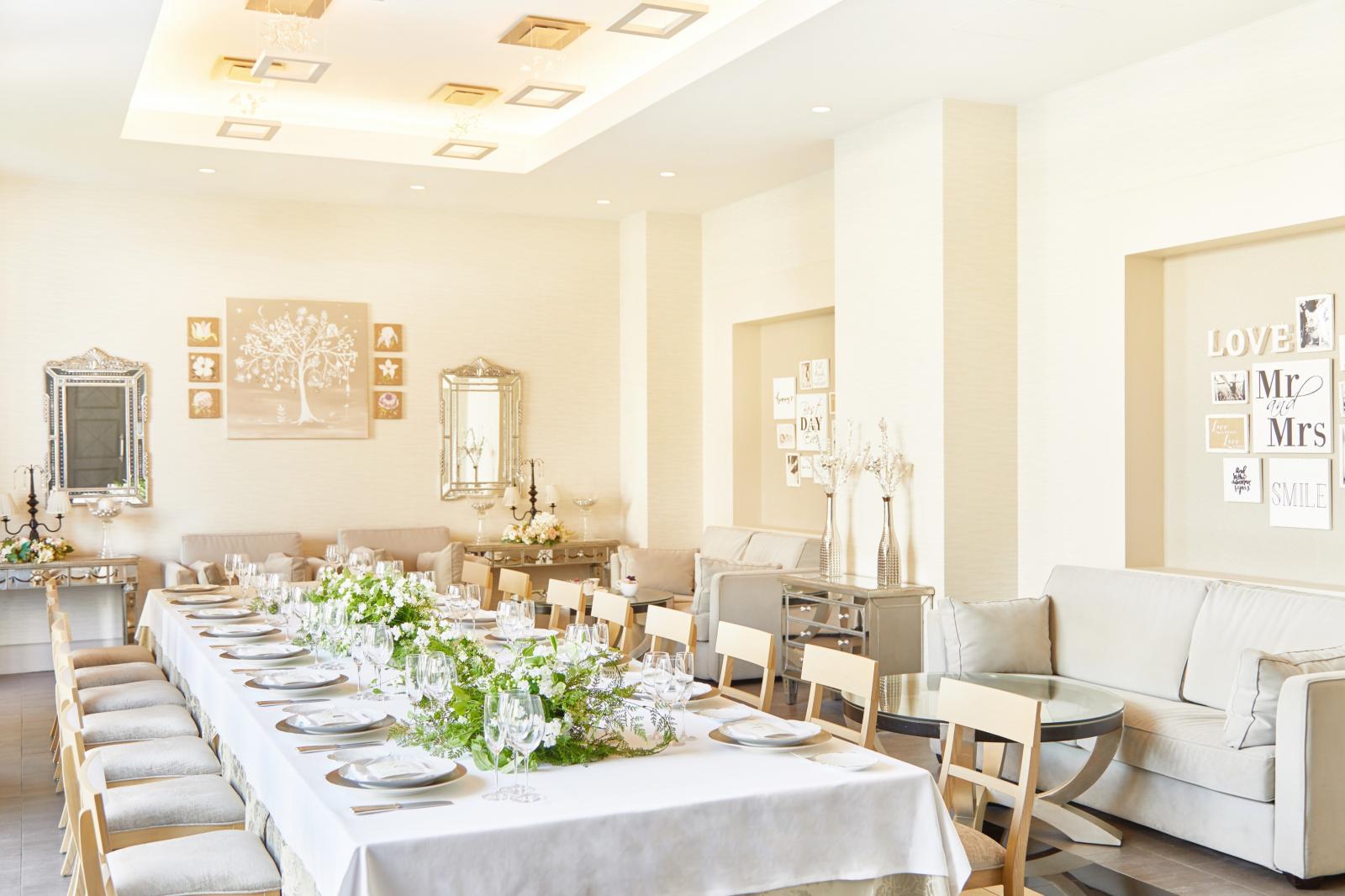 16名まで収容可能なナチュラルテイストの「ハリウッド・リビング」