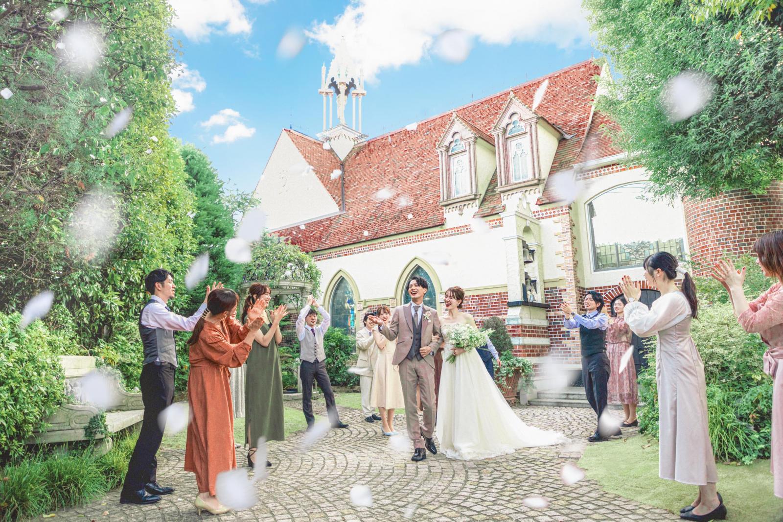 緑のグラデーションに美しい佇まいがとけこむ「祝福の街」