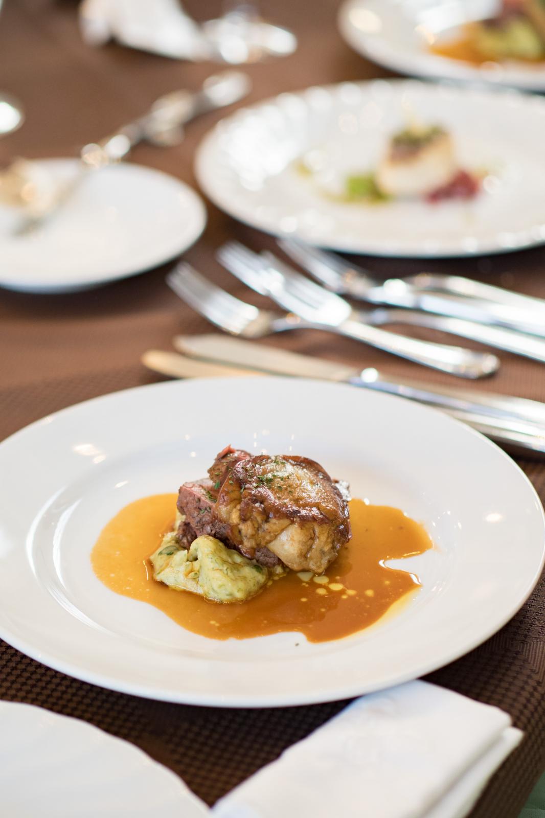 牛ヒレ肉のローストとフォアグラ マルサラ風味