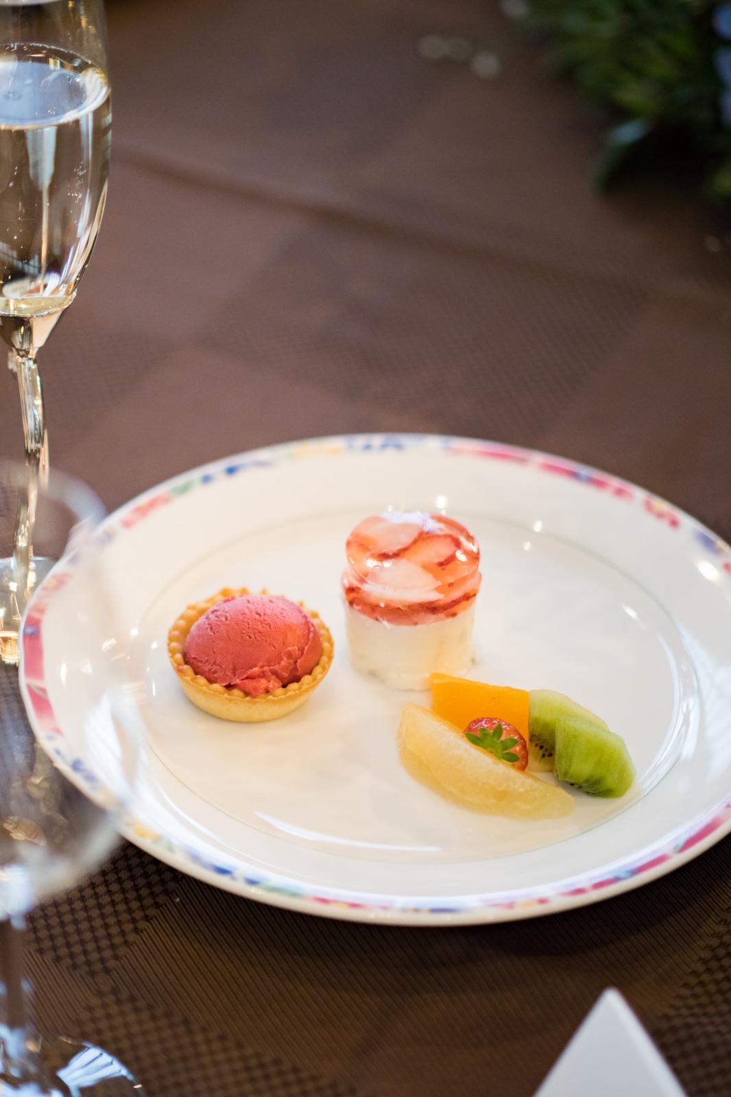 ウエディングケーキとフルーツの盛合せ