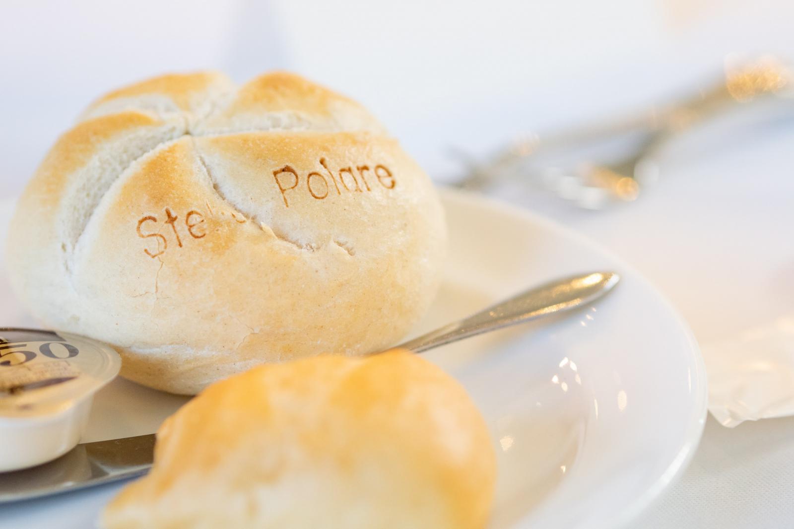 お店のロゴ入りパン