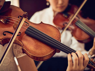 ハープ・バイオリン・ピアノの生演奏も音が響いて心地よい空間に