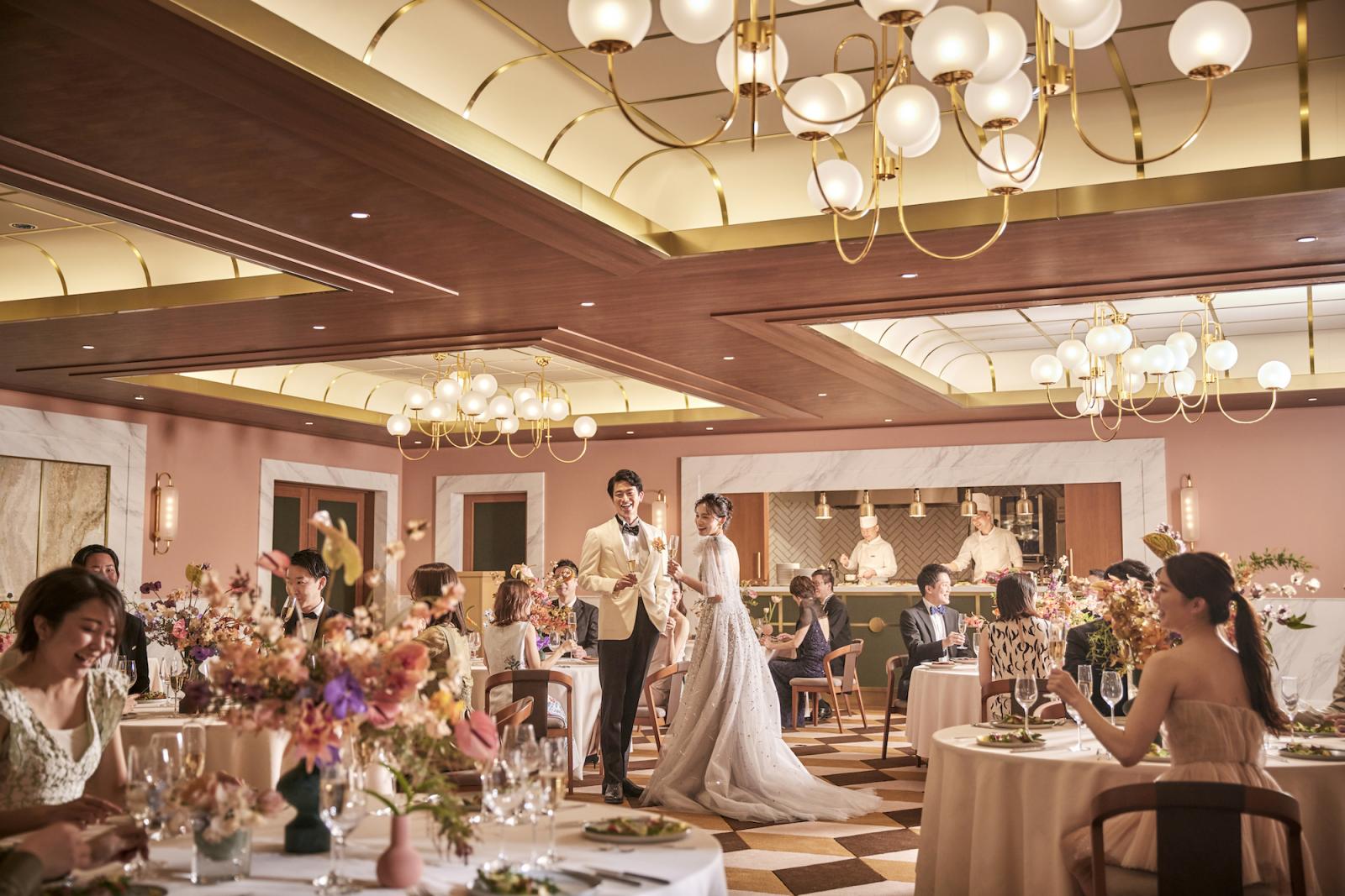 オープンキッチンから料理が提供され、特別な気分を味わえる