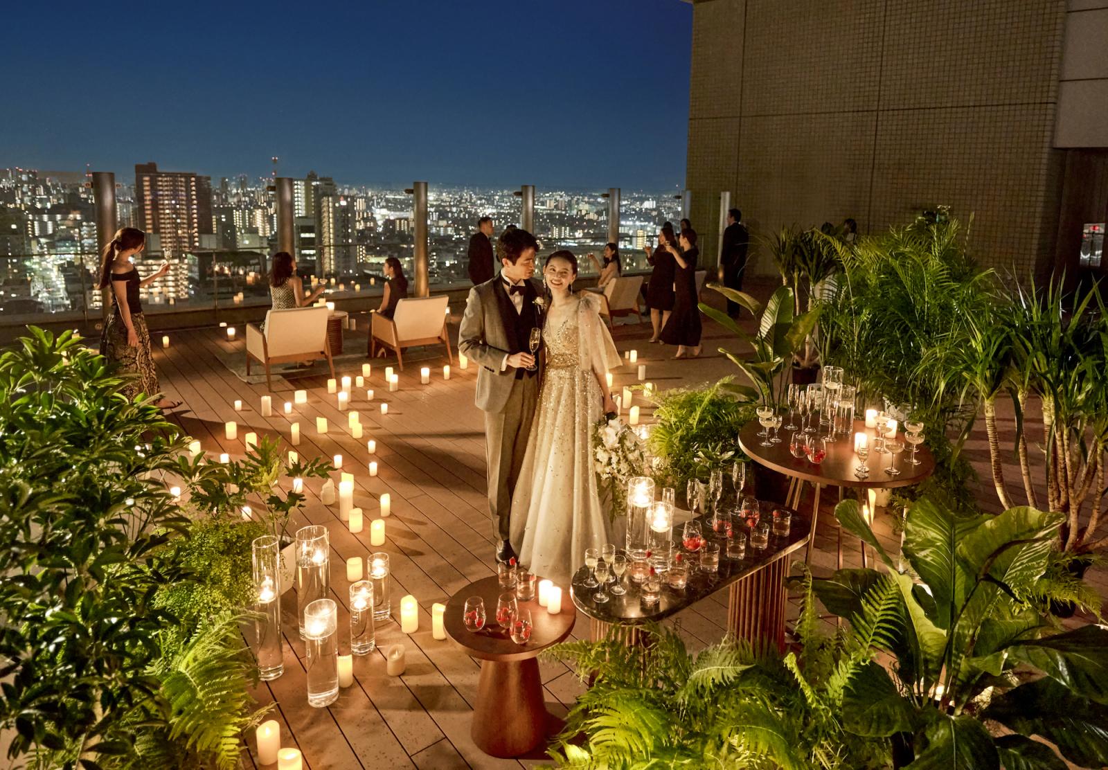 ナイトシーンもテラスキャンドルで照らされる