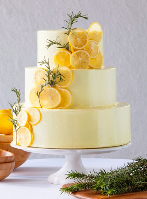 パティシエ特製のウェディングケーキはお打ち合わせでご希望もお伺いします