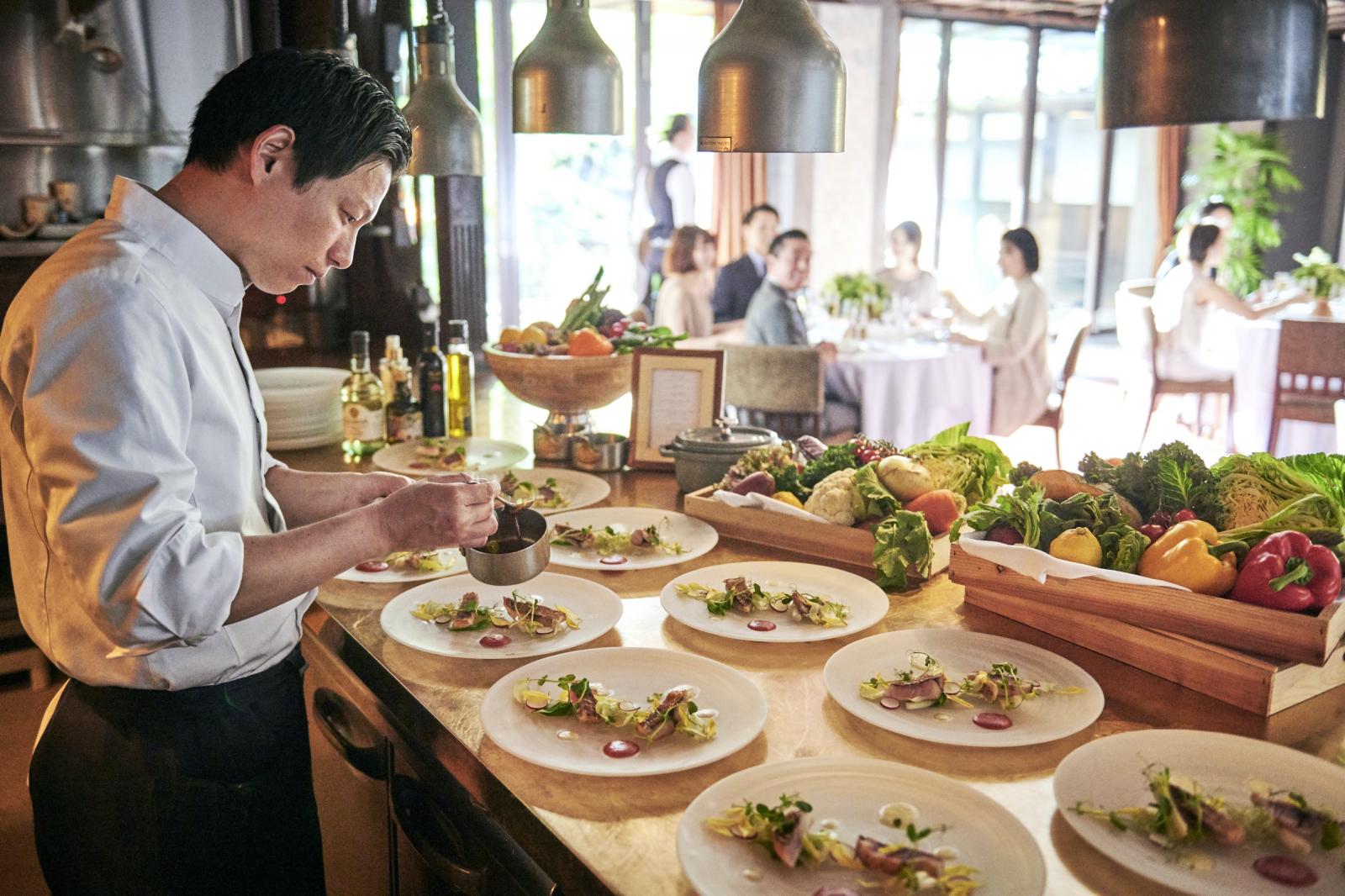 オープンキッチンで温かいお料理を