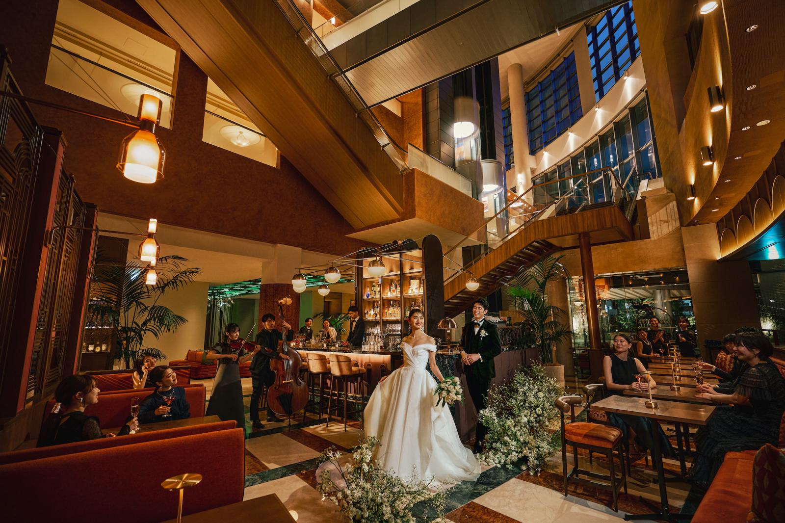 イルミネーションとビジュールで輝くドレスを