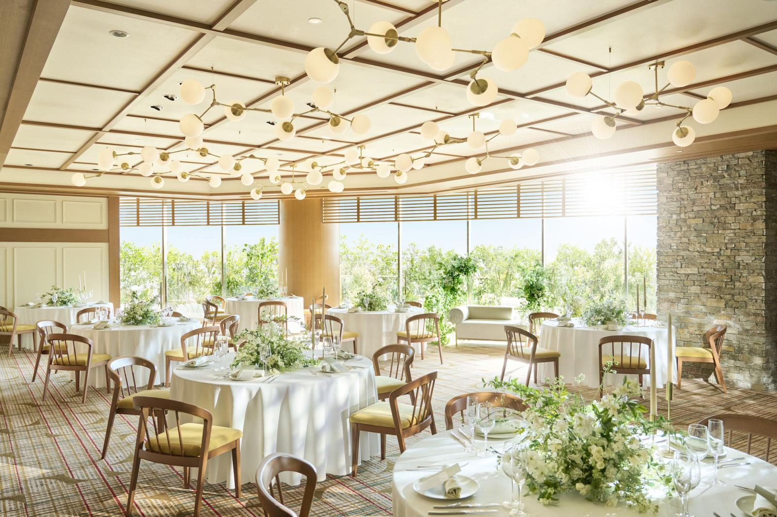 一面が天井までガラス張りで自然光に包まれ、アットホームに過ごせる「ジ・オリエンタルルーム」