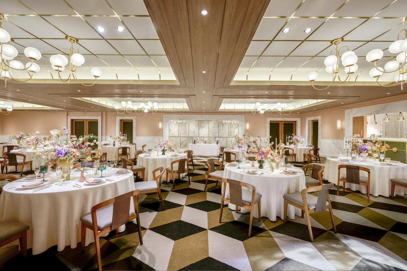 特別な一日に等しいブラウンシャンデリア付会場で舞踏会のような時間を