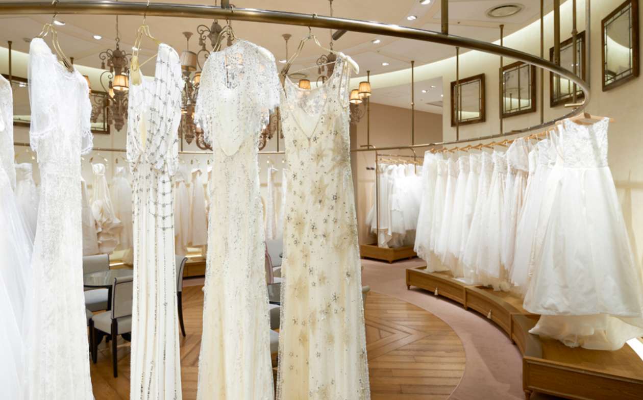 シンプルからスイート、ゴージャスなど、花嫁一人ひとりの憧れが叶うドレス選びをサポート