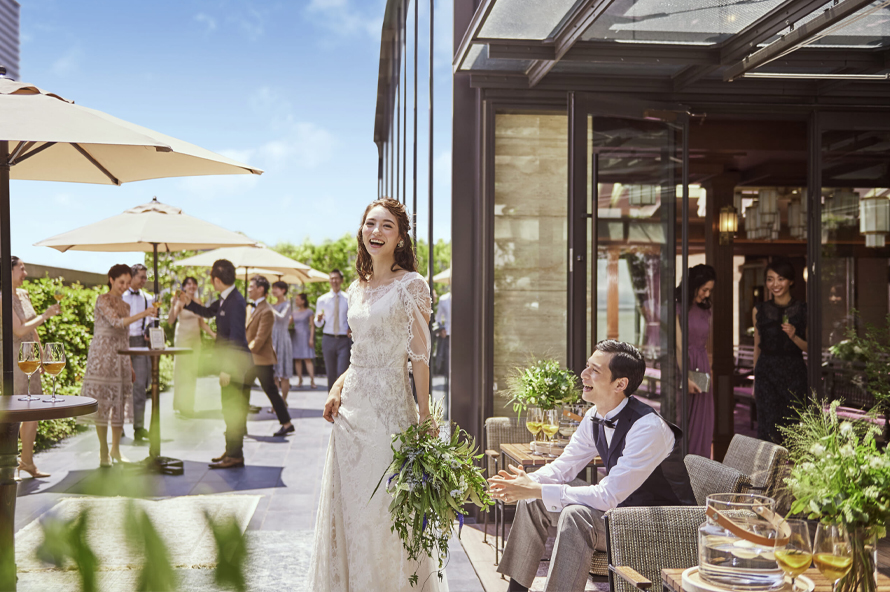 瑞々しい緑に囲まれゲストからのフラワーシャワーの祝福を