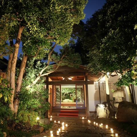 夜になるとまた変わった表情に。<br />
キャンドルと中庭のライトアップでゲストをお出迎え。